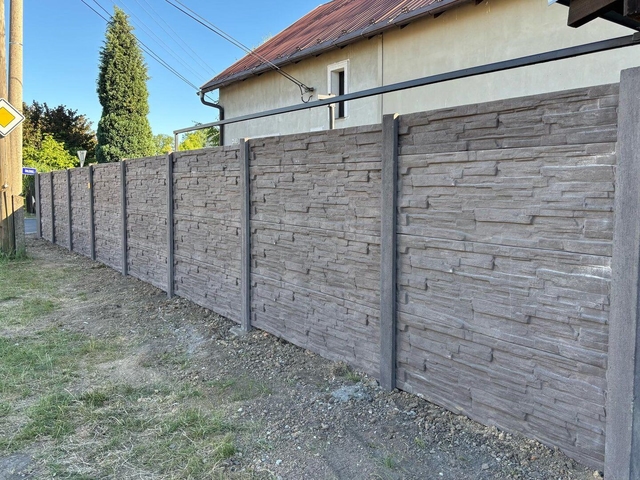 Betonový plot – Ostrava Nová Bělá (celkový pohled)