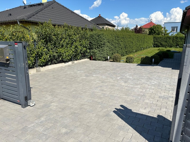 Zámková dlažba – Ostrava Nová Bělá (pohled zepředu)